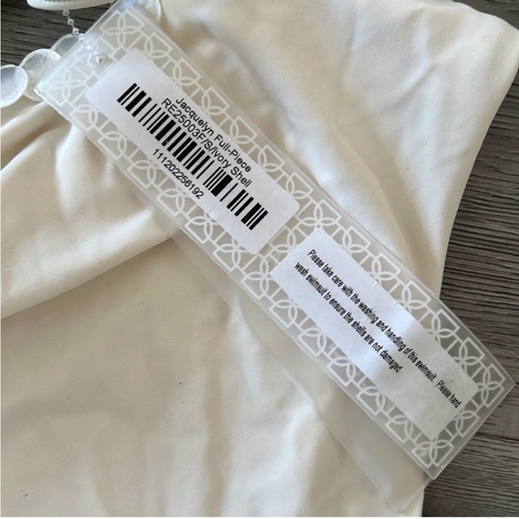 Devon Windsor Jacquelyn full piece in ivory shell - Picture 3 of 5